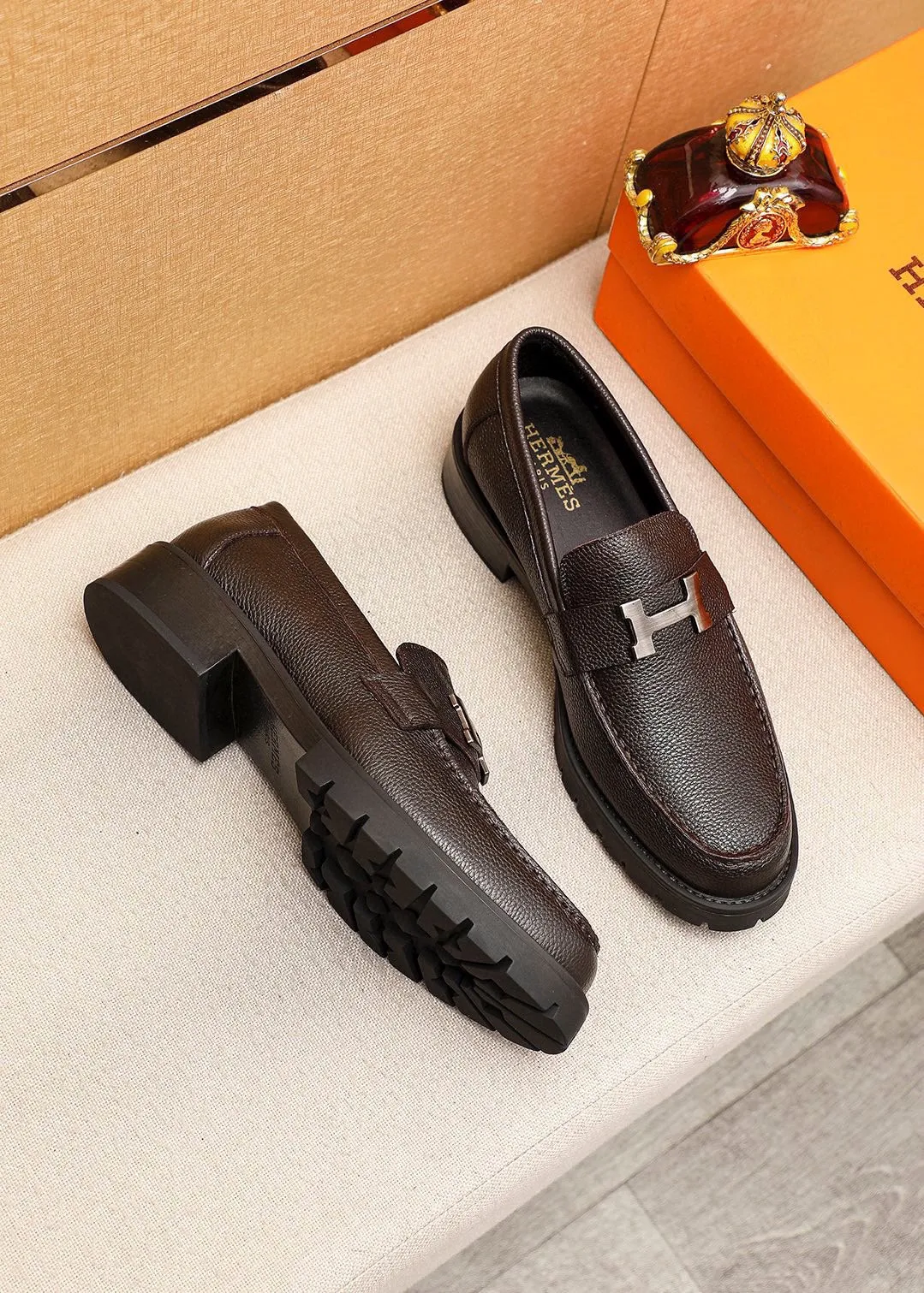 Men's shoes 💰460 💐 Product trademark: HERMES "Hermès" casual leather shoes Regular size: 39-44 (38.45🉑️customized) Product materials: Selected imported first-layer pebbled cowhide leather upper + classic hardware buckle, imported water-dyed 🐂 cowhide lining. Strong three-dimensional visual effect, non-slip and wear-resistant rubber outsole Color: 2⃣️colors available